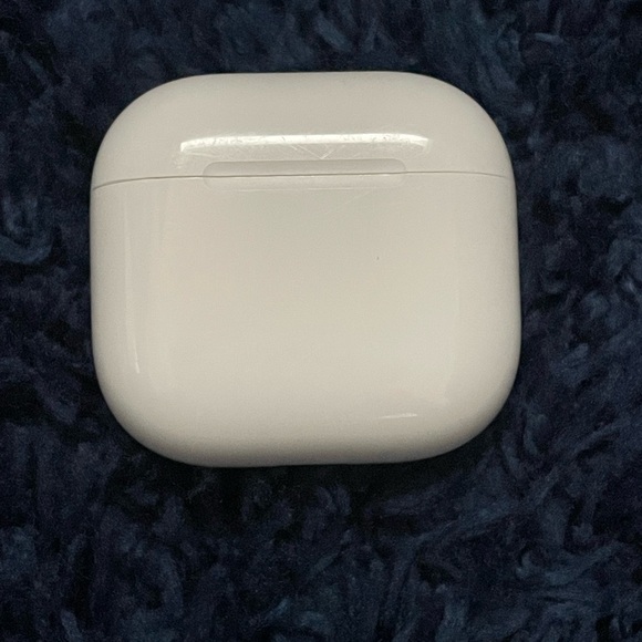 White Airpods 4